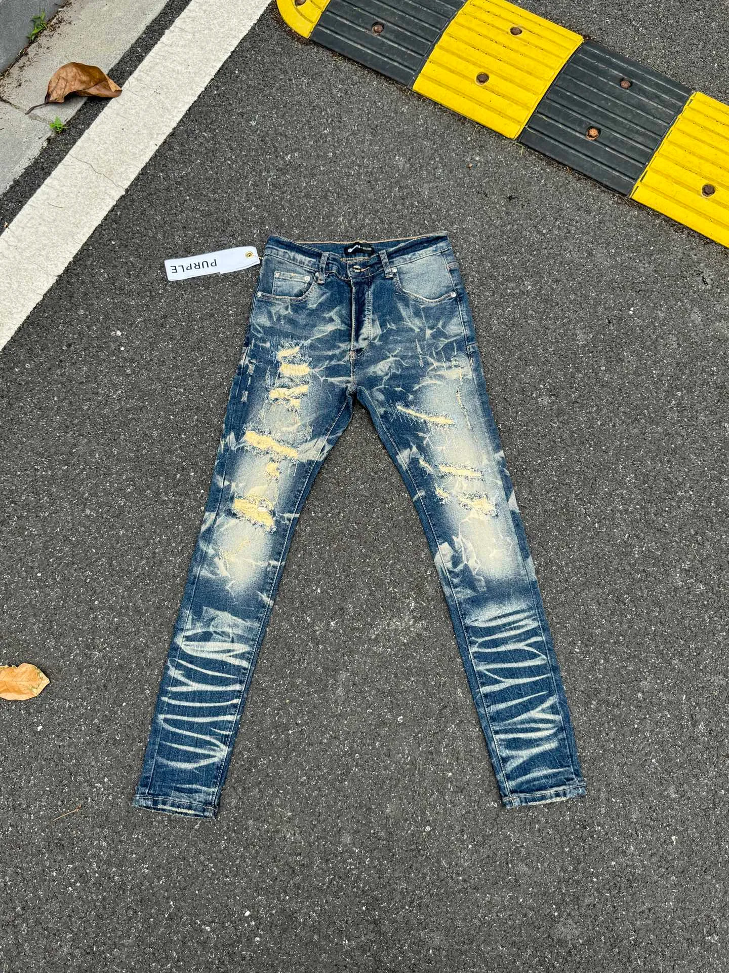 PU 1 (the back pocket label will not be returned or exchanged once it is removed) Top foreign trade order Purple Brand ripped stretch skinny jeans for men and women Same Style Accessories: complete accessories, all in original packaging, two hang tags and two labels on the back pocket to distinguish the low-end version on the outside, hardware and buckles are aligned, Authentic original with logo, aluminum alloy buckle, authentic Authentic printing inside the jeans pocket, every detail distinguishes any version on the market Fabric: Authentic pattern-making and Authentic custom-made imported fabrics use unique washing and dyeing methods, and are individually hand-painted to make ripped and micro-elastic jeans. Sizes: 28 30 32 34 36